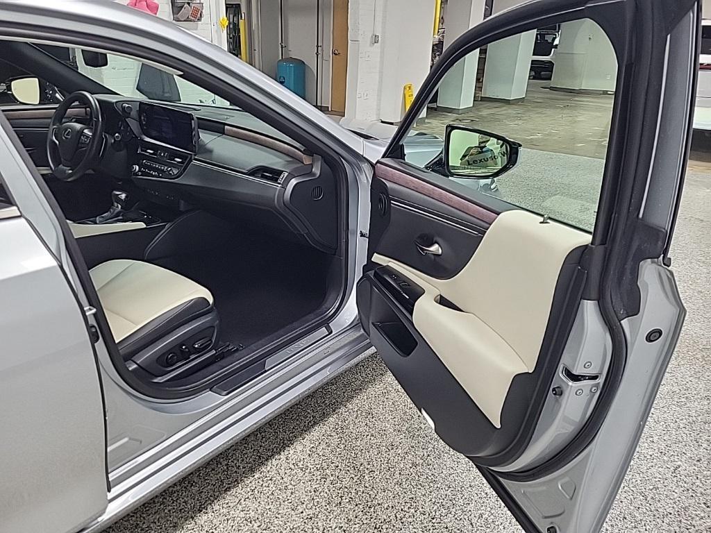 used 2024 Lexus ES 350 car, priced at $38,992