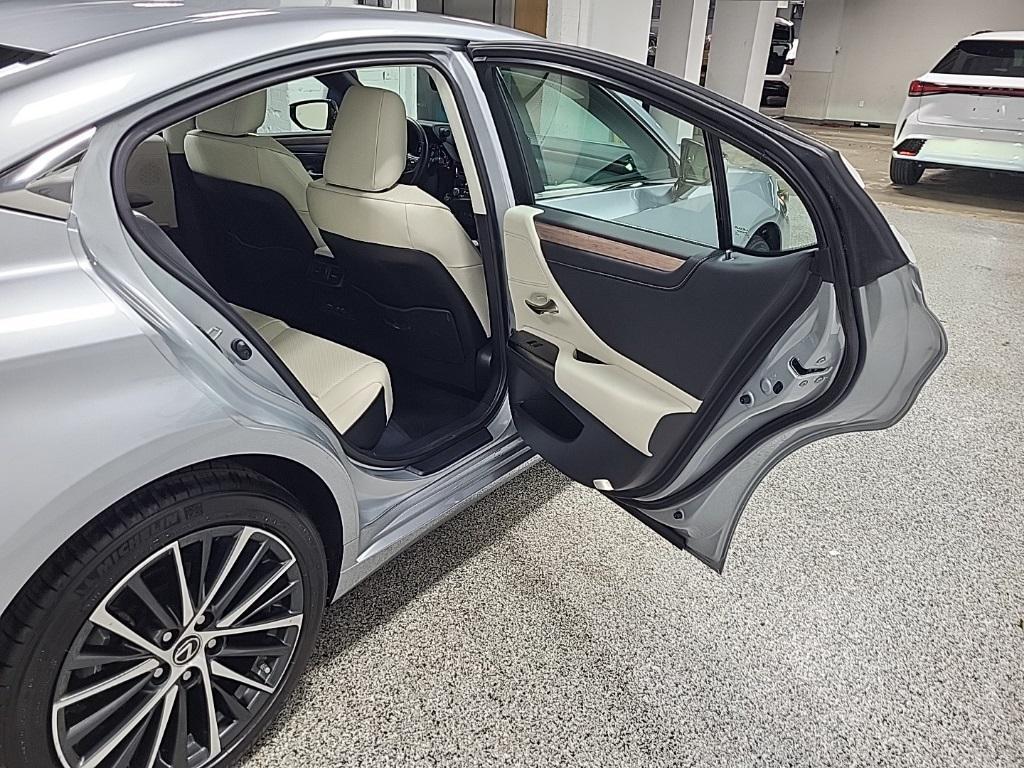used 2024 Lexus ES 350 car, priced at $38,992