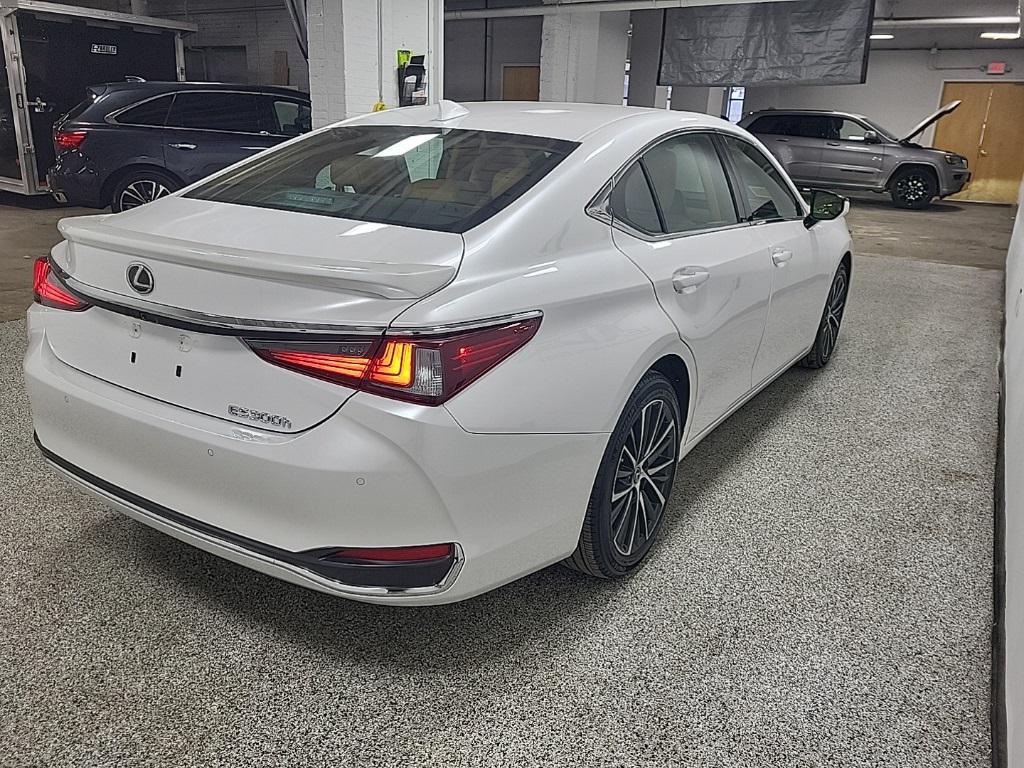 used 2025 Lexus ES 300h car, priced at $43,333