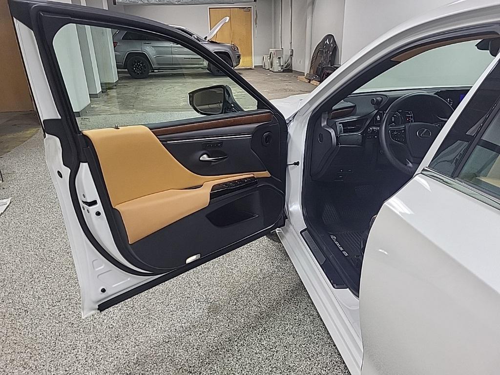 used 2025 Lexus ES 300h car, priced at $43,333