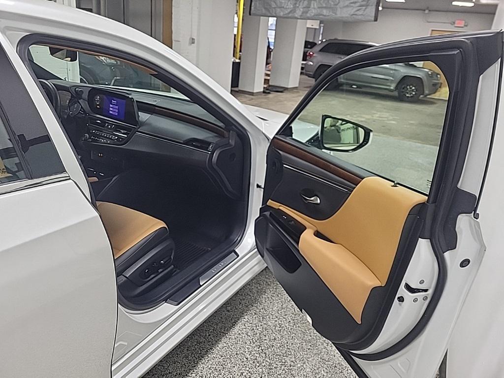 used 2025 Lexus ES 300h car, priced at $43,333