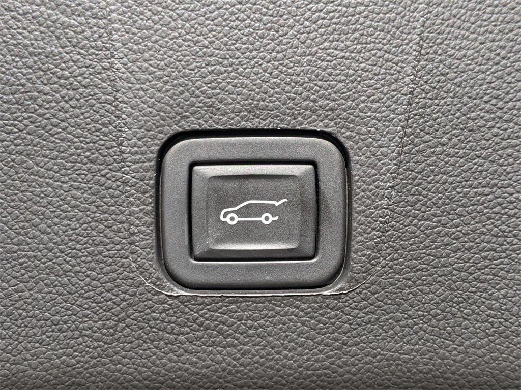 used 2023 Chevrolet Traverse car, priced at $25,161