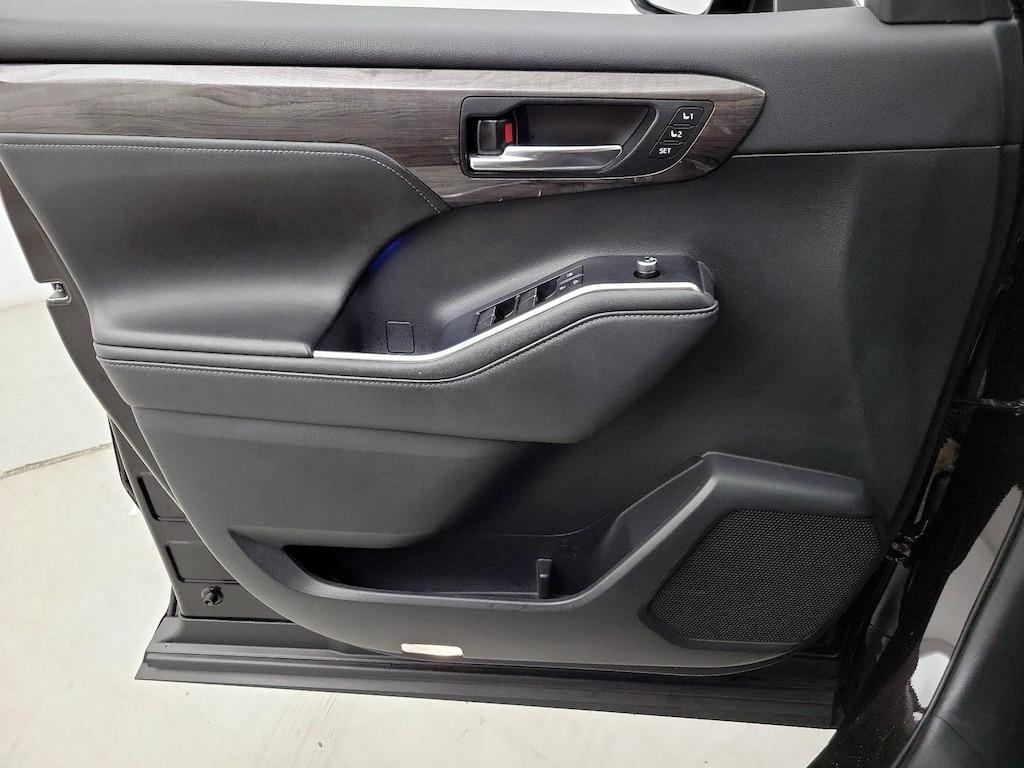 used 2020 Toyota Highlander Hybrid car, priced at $37,998