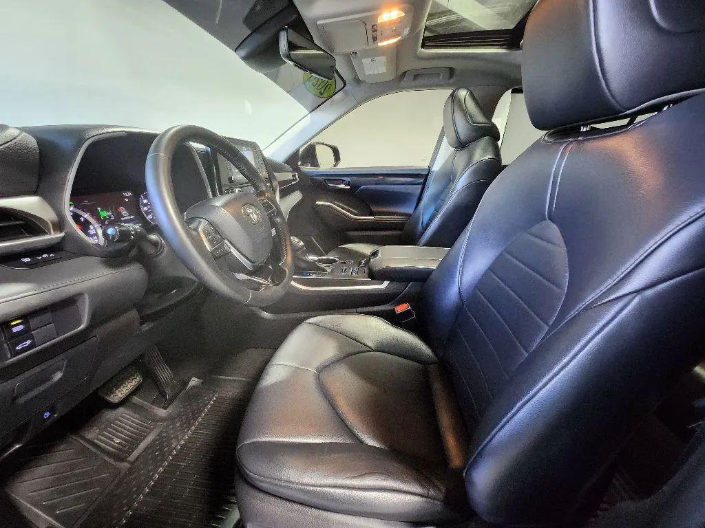 used 2020 Toyota Highlander car, priced at $27,999