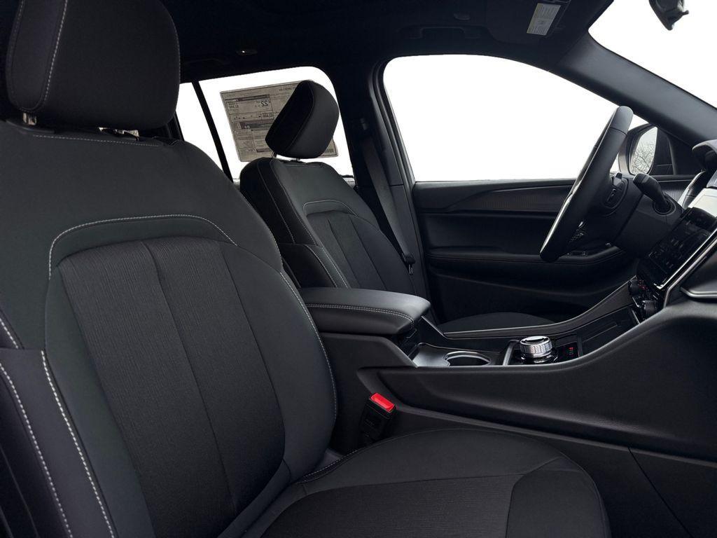 new 2025 Jeep Grand Cherokee car, priced at $39,920