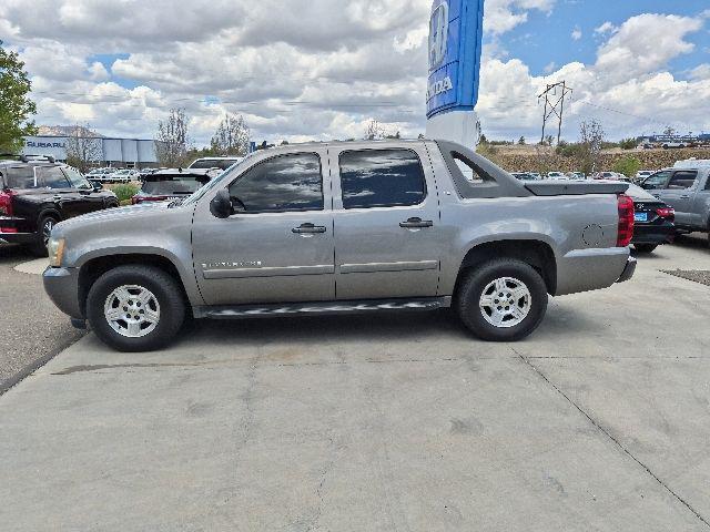 used 2007 Chevrolet Avalanche car, priced at $11,997