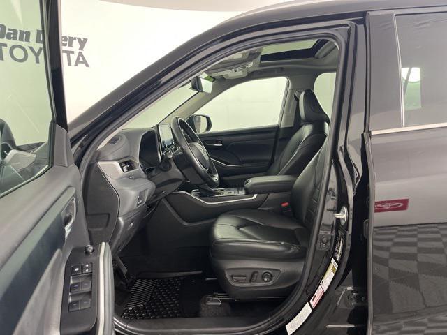 used 2022 Toyota Highlander car, priced at $34,739