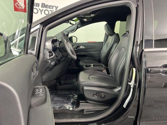 used 2025 Chrysler Pacifica car, priced at $36,344