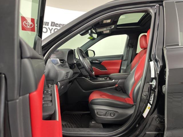 used 2021 Toyota Highlander car, priced at $32,500