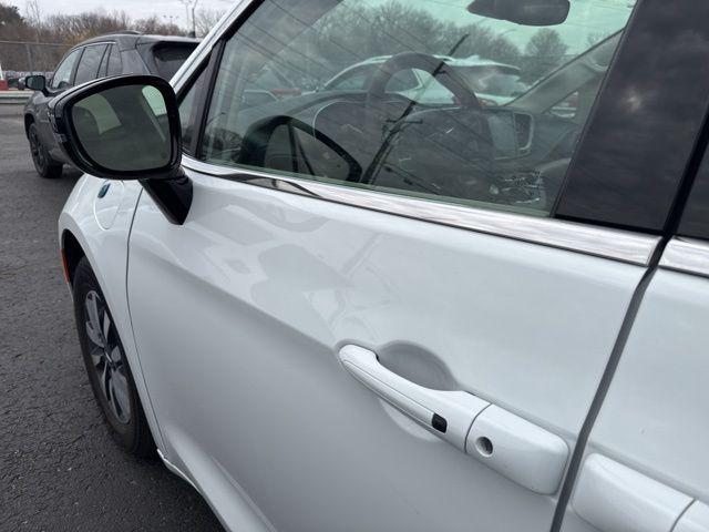 used 2024 Chrysler Pacifica Hybrid car