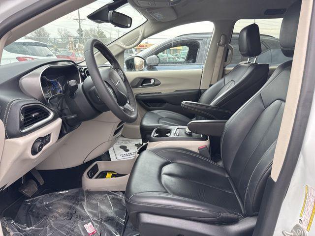 used 2024 Chrysler Pacifica Hybrid car