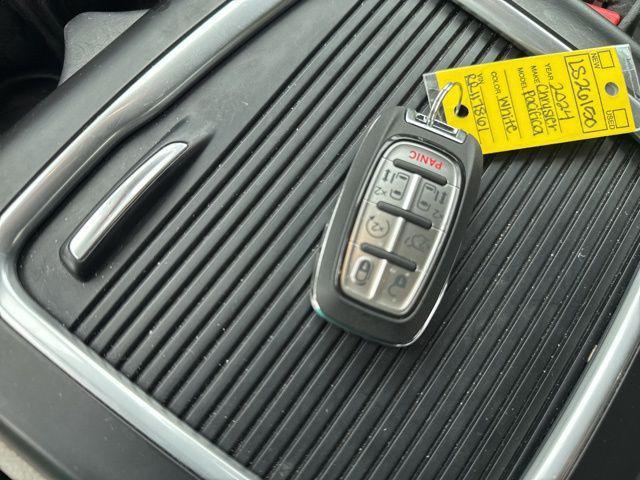 used 2024 Chrysler Pacifica Hybrid car