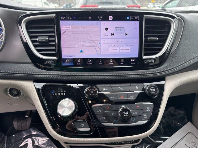 used 2024 Chrysler Pacifica Hybrid car