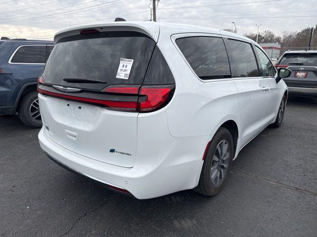 used 2024 Chrysler Pacifica Hybrid car