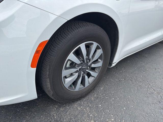 used 2024 Chrysler Pacifica Hybrid car