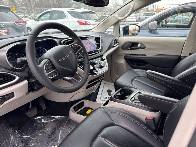 used 2024 Chrysler Pacifica Hybrid car