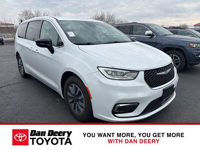 used 2024 Chrysler Pacifica Hybrid car
