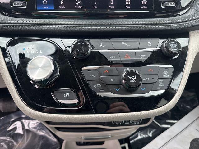 used 2024 Chrysler Pacifica Hybrid car