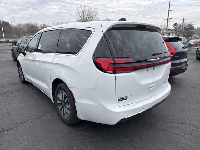 used 2024 Chrysler Pacifica Hybrid car