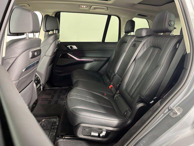 BMW X7 view 16