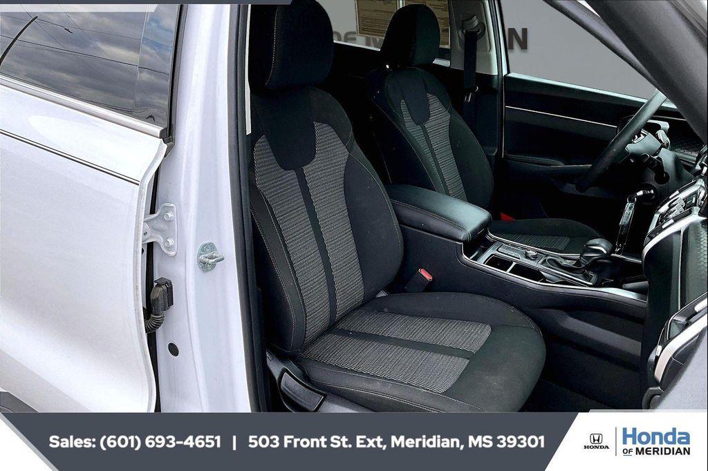 used 2023 Kia Sorento car, priced at $22,300