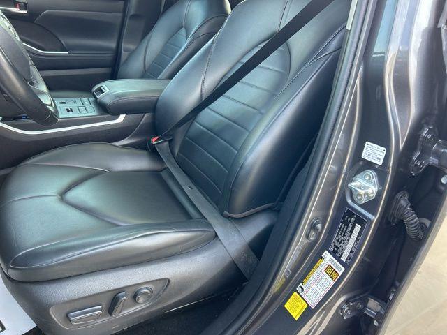 used 2022 Toyota Highlander car, priced at $35,351