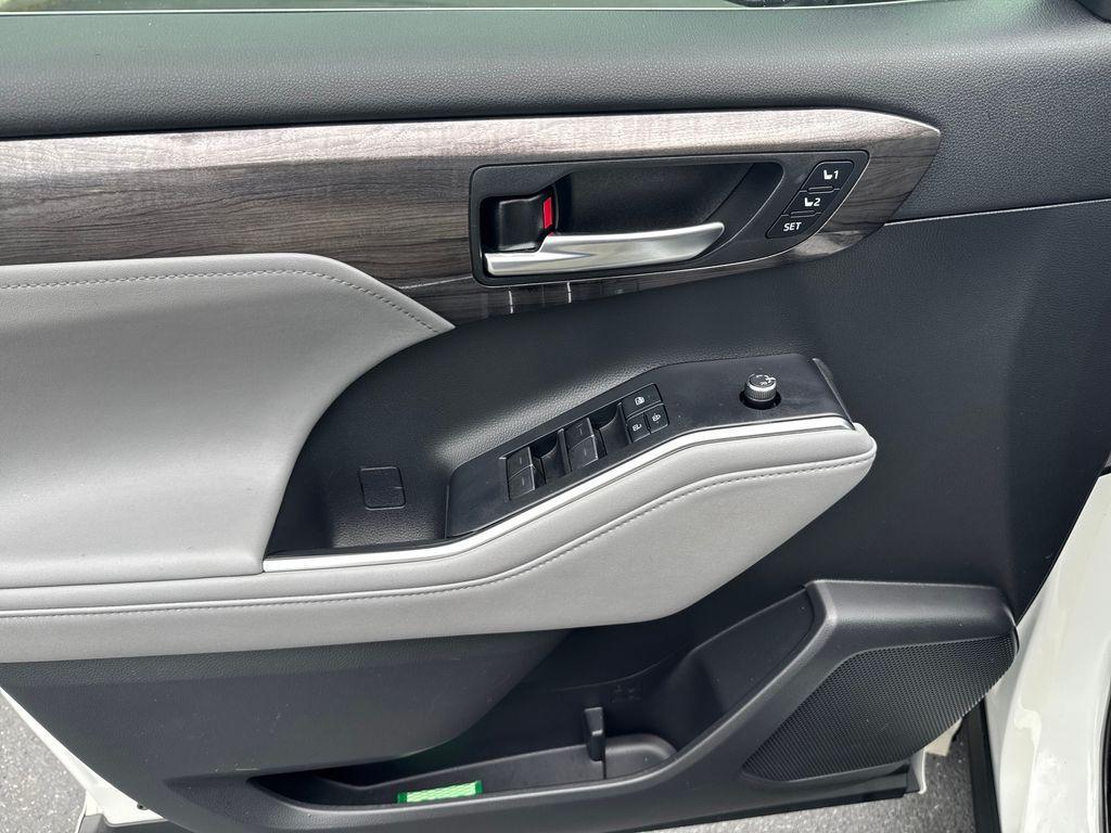 used 2020 Toyota Highlander car, priced at $39,998