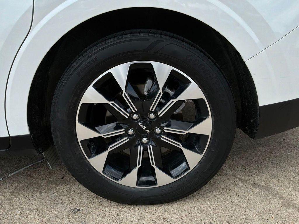 used 2024 Kia Carnival car, priced at $29,901