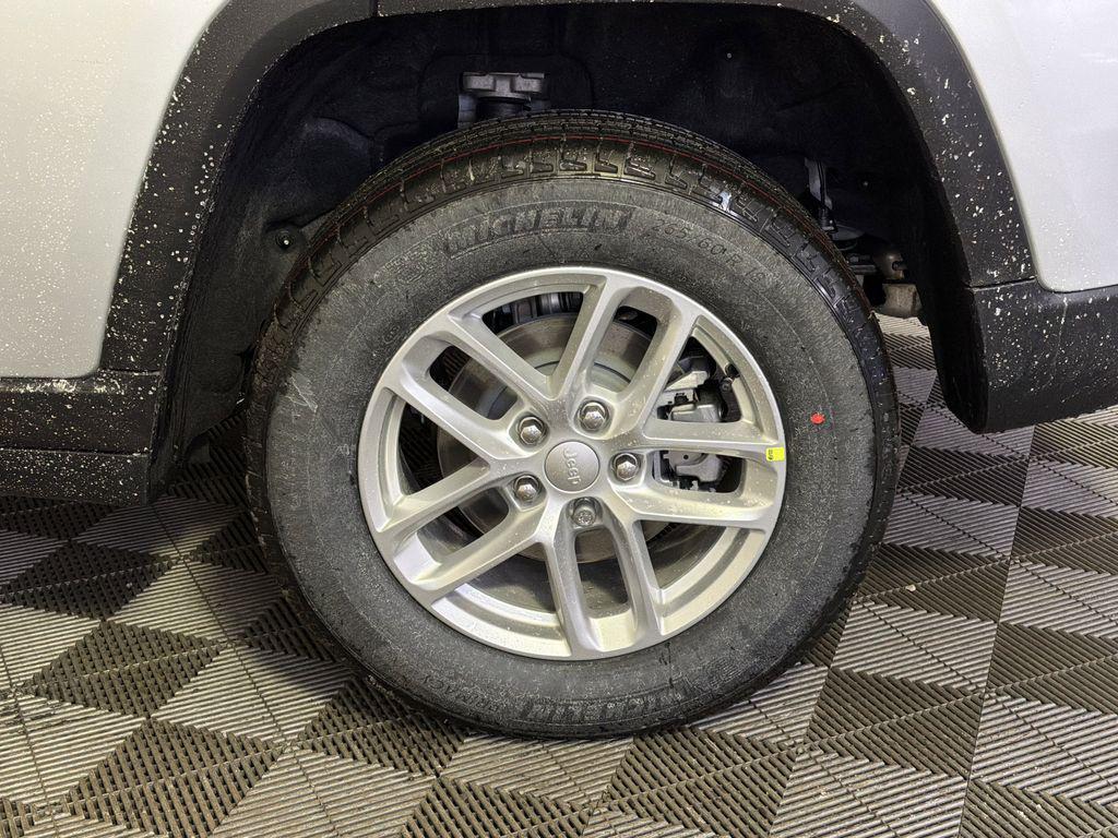 new 2025 Jeep Grand Cherokee car, priced at $34,244