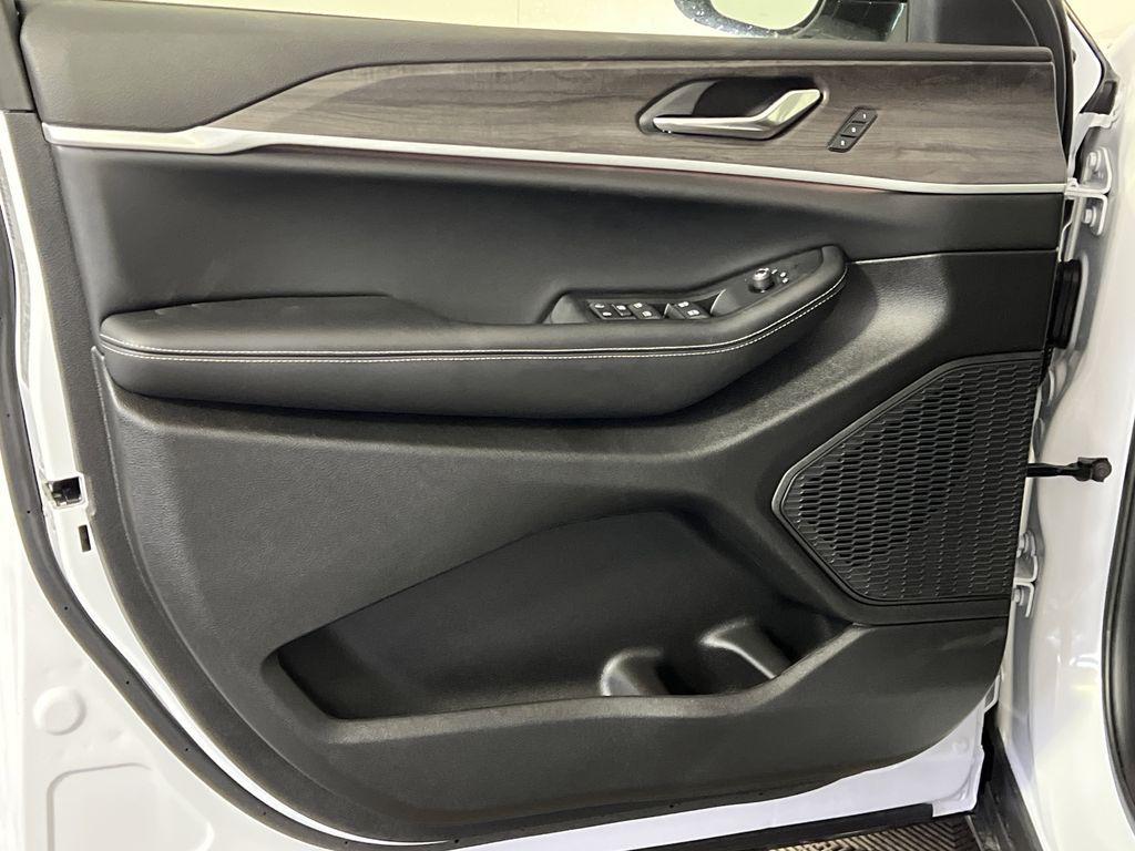 new 2025 Jeep Grand Cherokee car, priced at $44,943