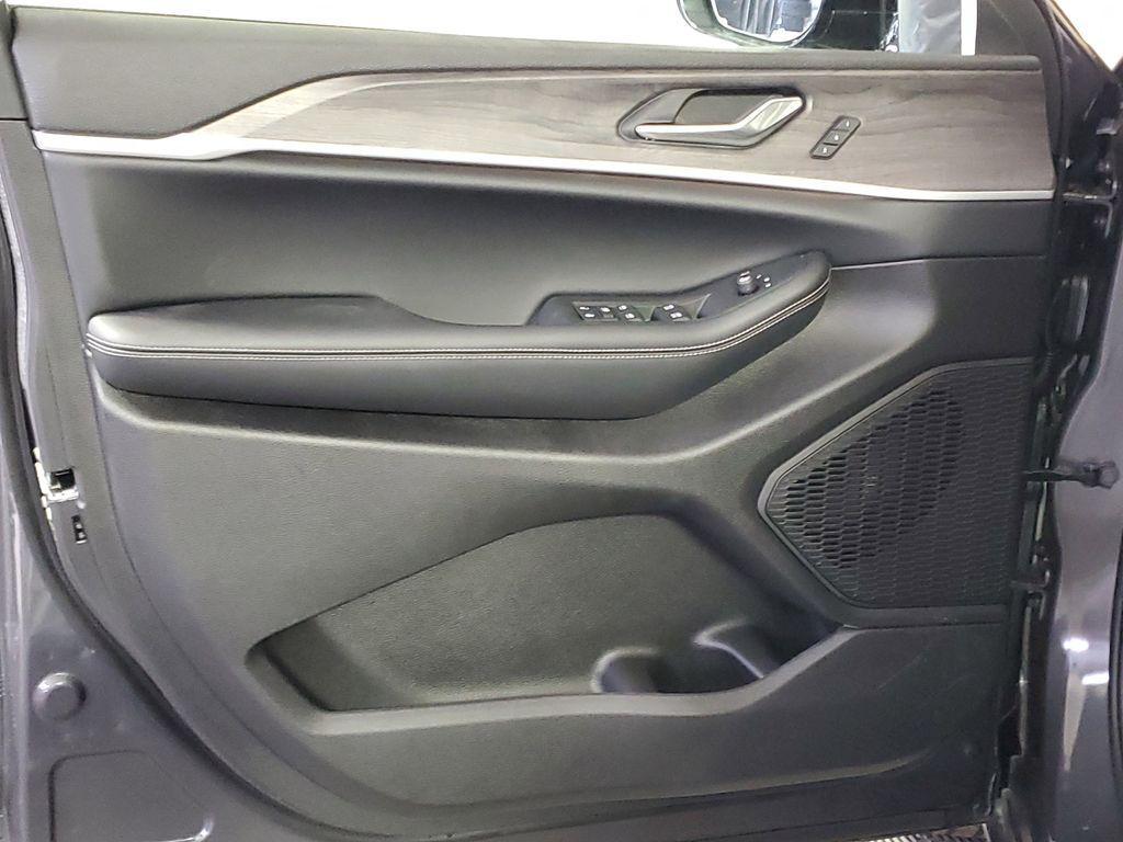 new 2025 Jeep Grand Cherokee car, priced at $41,855