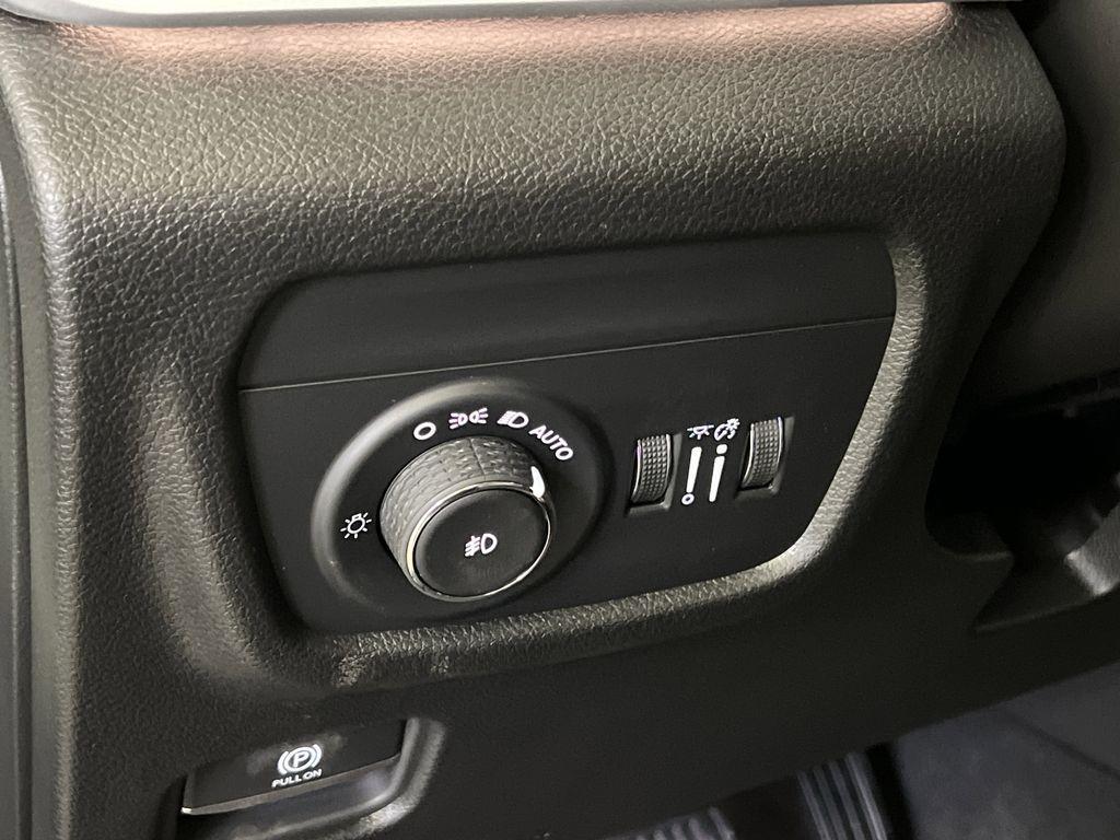 new 2025 Jeep Grand Cherokee car, priced at $39,008