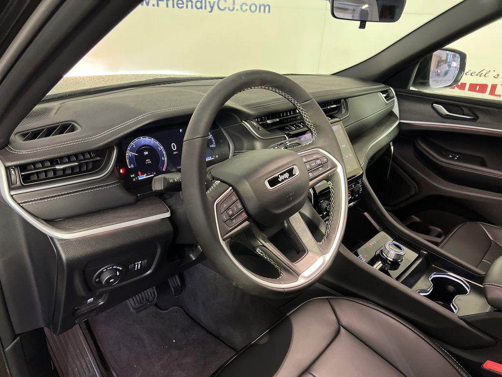 new 2025 Jeep Grand Cherokee car, priced at $39,008