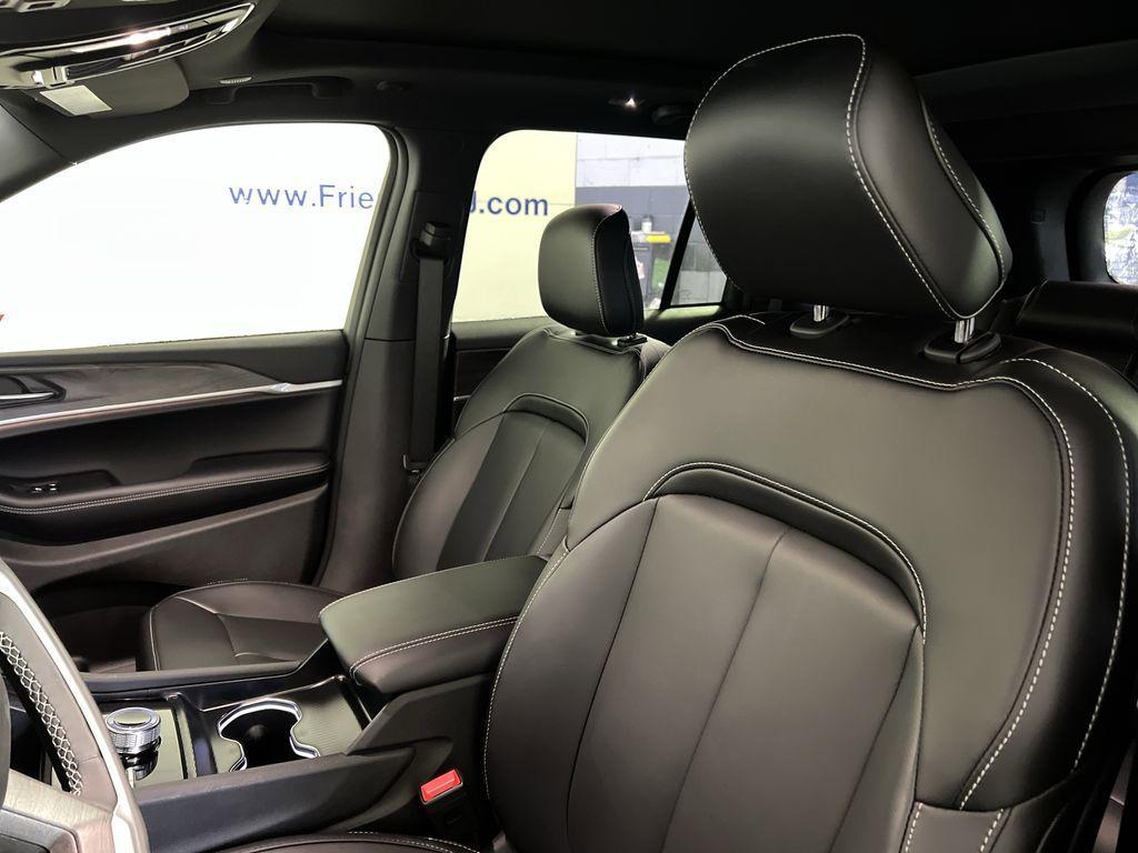 new 2025 Jeep Grand Cherokee car, priced at $39,008