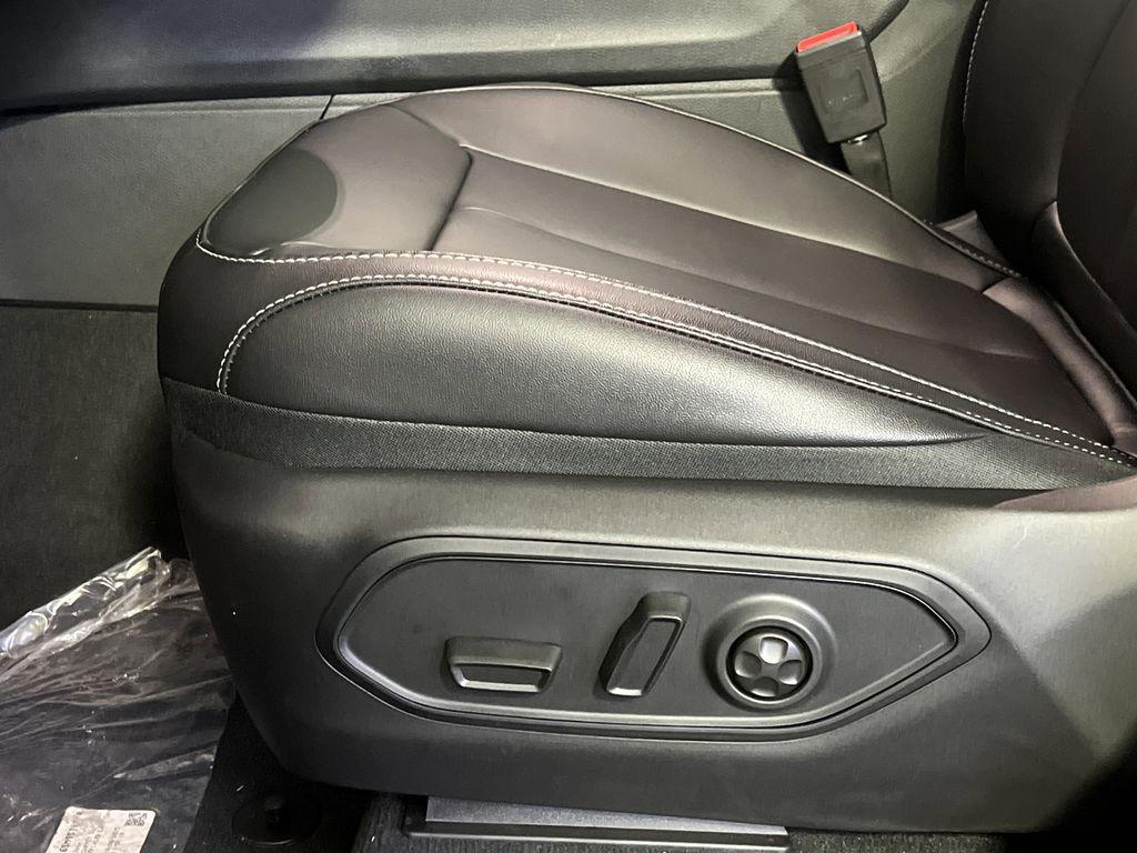 new 2025 Jeep Grand Cherokee car, priced at $37,974