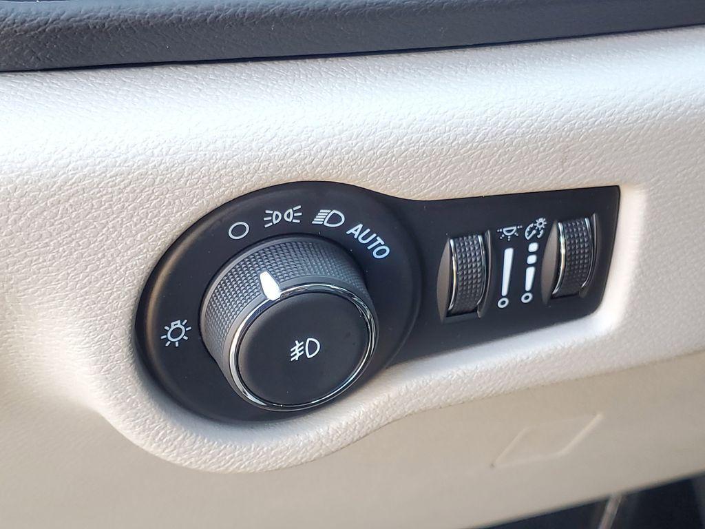 used 2024 Chrysler Pacifica car, priced at $27,554