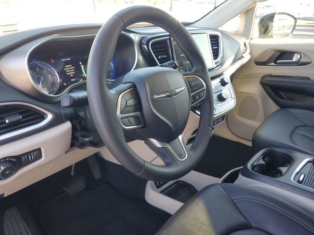 used 2024 Chrysler Pacifica car, priced at $27,554