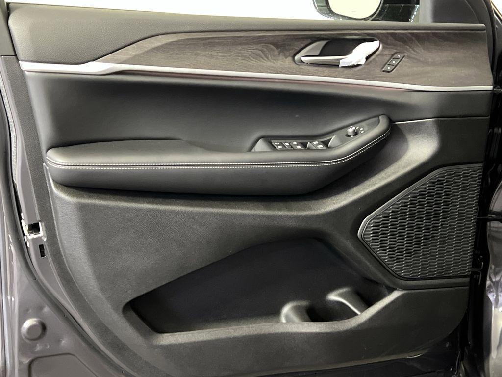 new 2025 Jeep Grand Cherokee car, priced at $43,304