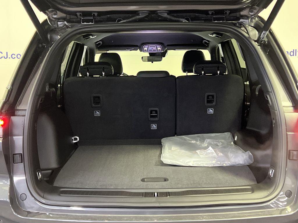 new 2025 Jeep Grand Cherokee car, priced at $43,304