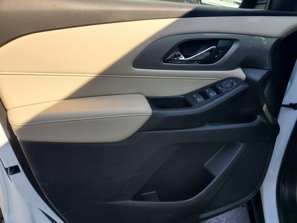 used 2023 Chevrolet Traverse car, priced at $28,058