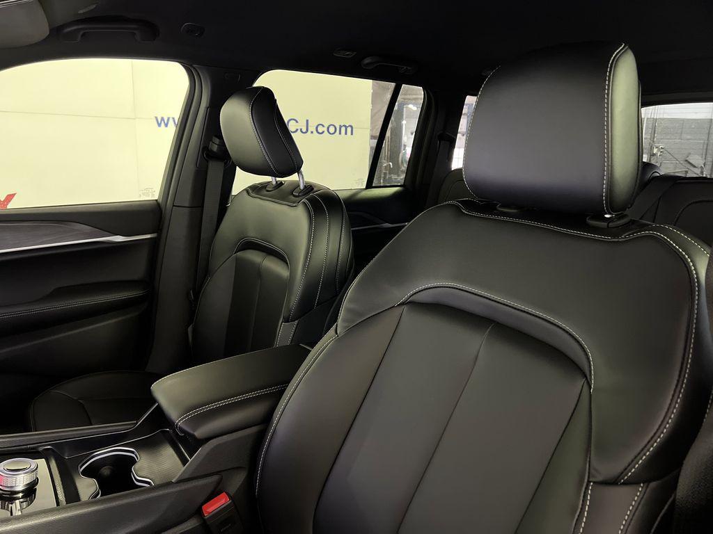 new 2025 Jeep Grand Cherokee car, priced at $38,439