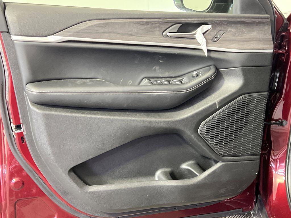 new 2025 Jeep Grand Cherokee car, priced at $38,439