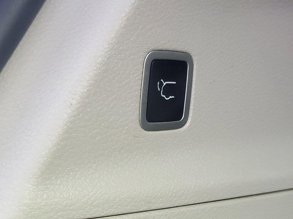 used 2024 Chrysler Pacifica car, priced at $28,017