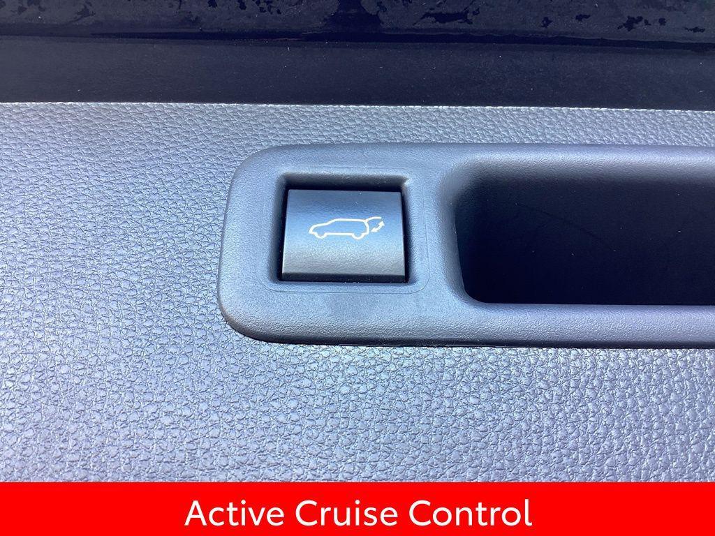 used 2023 Toyota Highlander car, priced at $36,096