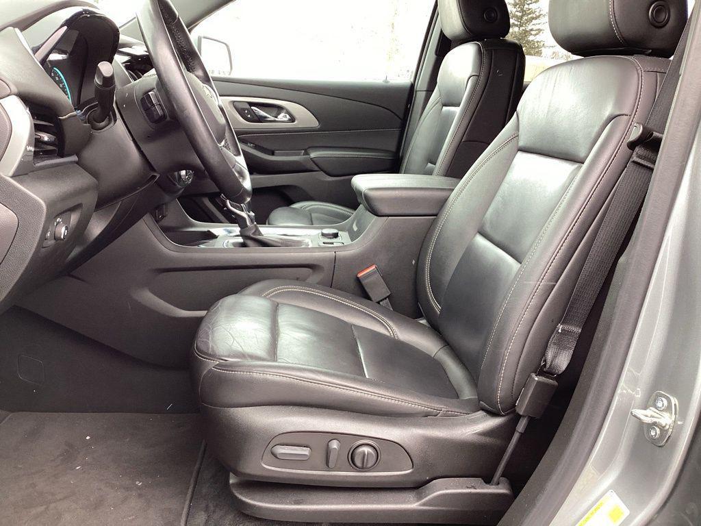 used 2023 Chevrolet Traverse car, priced at $33,986