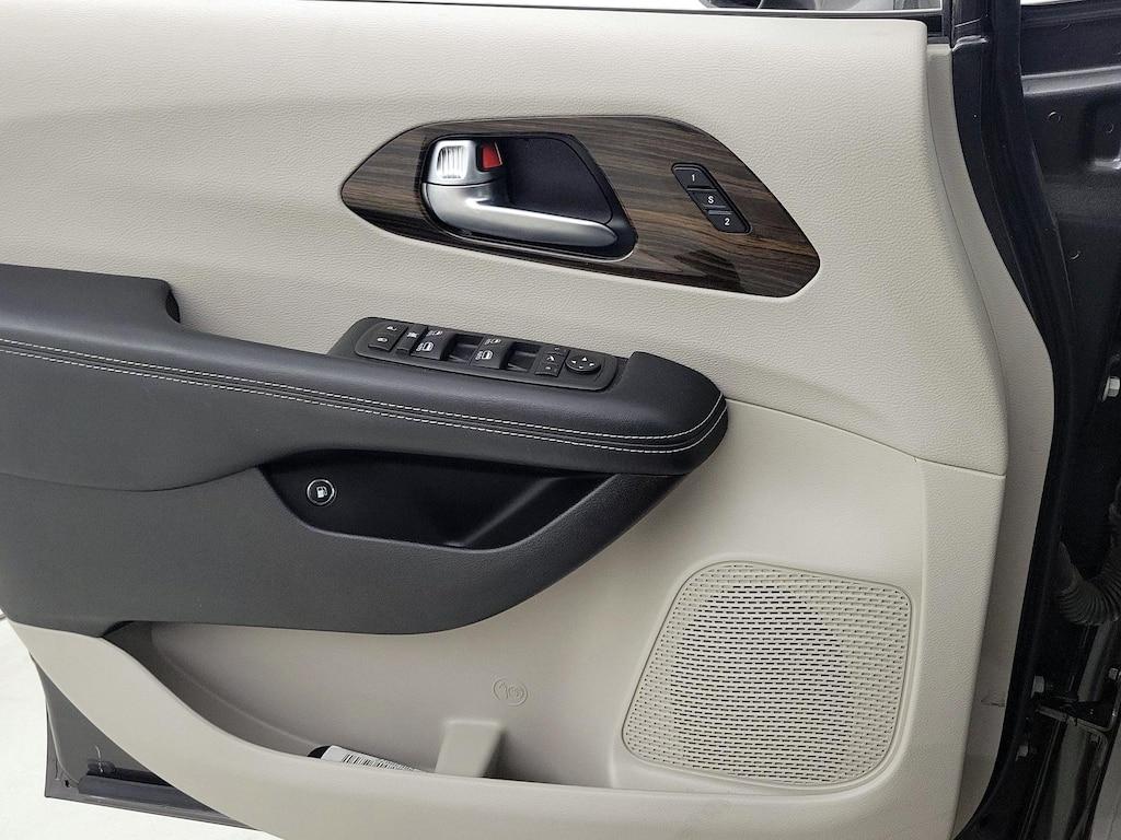 used 2021 Chrysler Pacifica Hybrid car, priced at $26,998