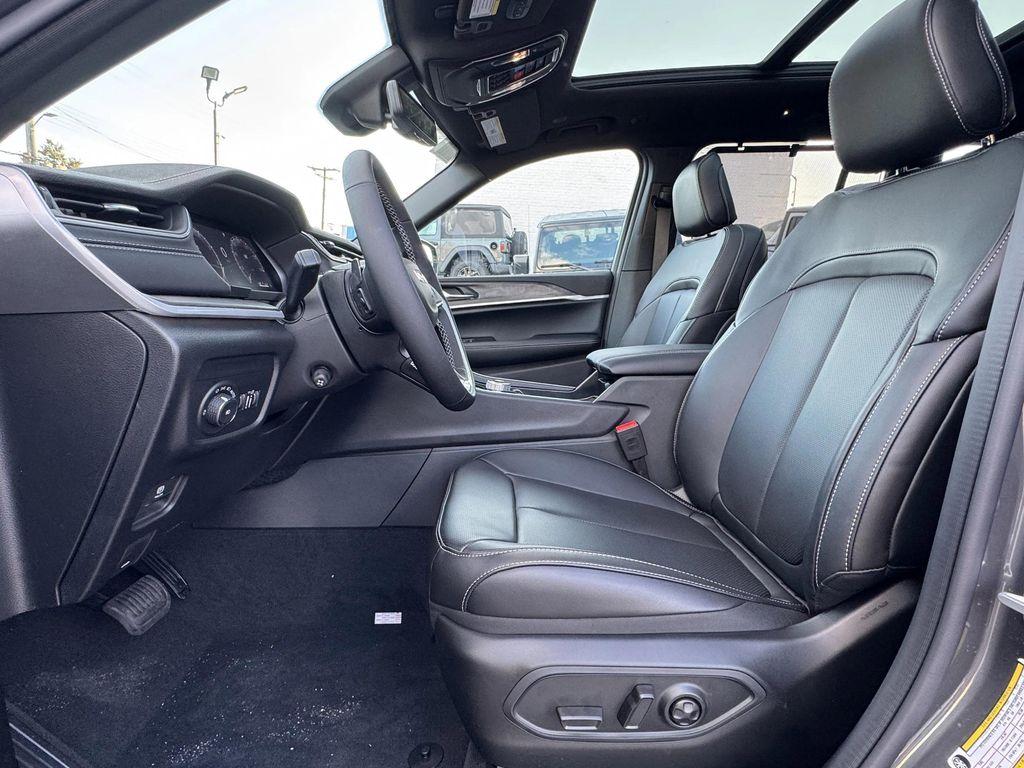 new 2025 Jeep Grand Cherokee car, priced at $51,680