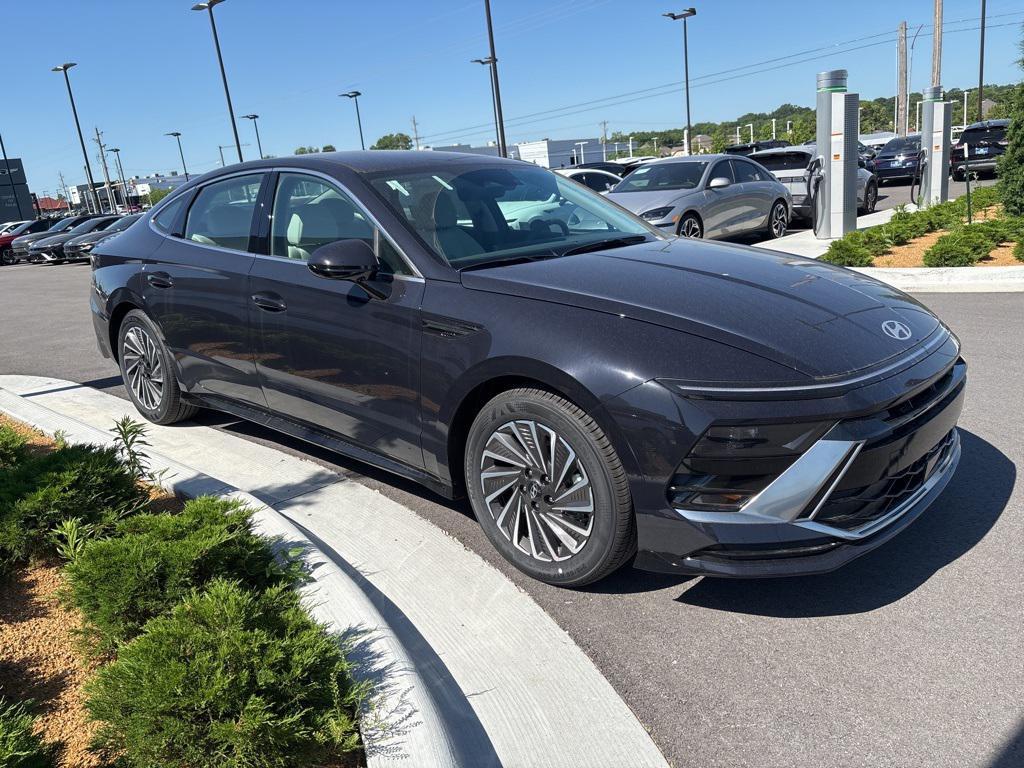 new 2025 Hyundai Sonata Hybrid car, priced at $33,080