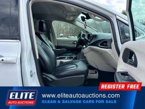 used 2024 Chrysler Pacifica car