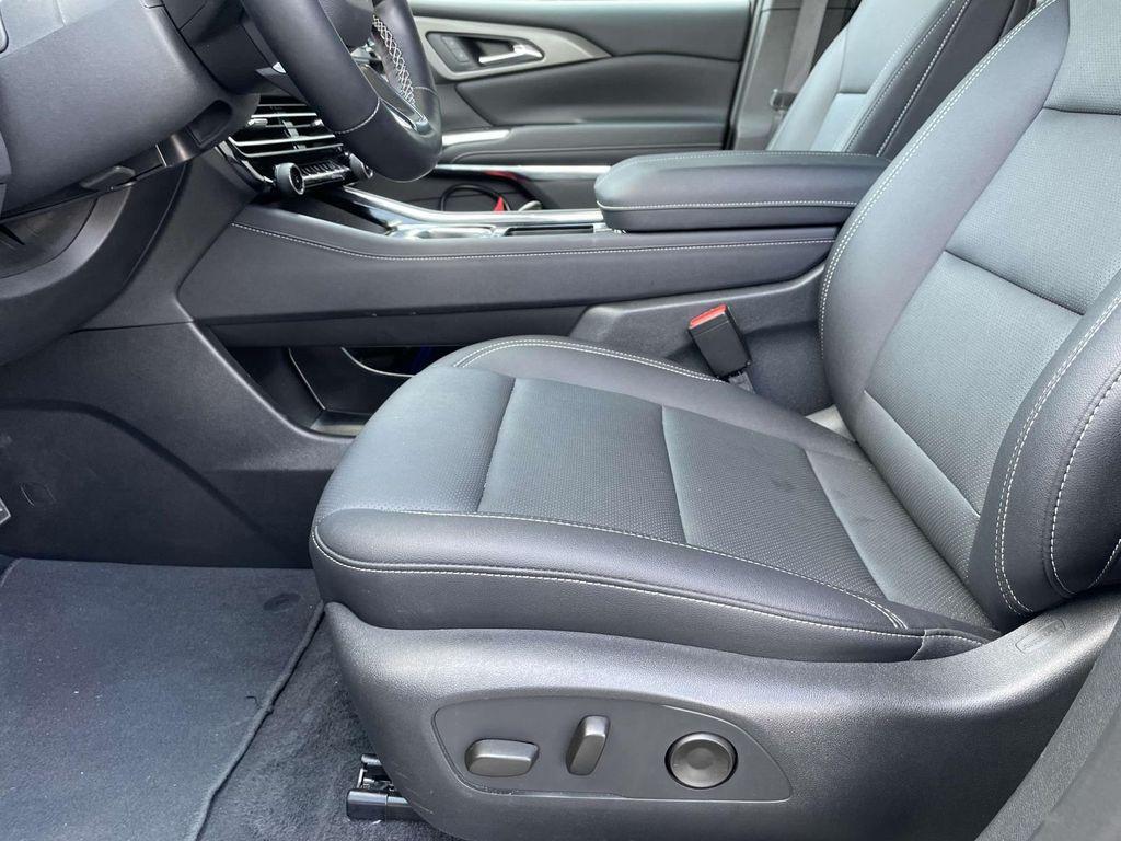 used 2025 Chevrolet Traverse car, priced at $38,400